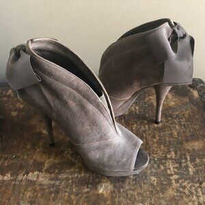 Vera Wang Royce Tan Peep Toe bow heels booties 6m